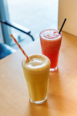 포토 JPG 여유 음료 의자 탁자 휴식 잔 실내 사람없음 컵 여름 하이앵글 얼음 주스 시원함 두잔 바나나주스 수박주스 국내포토 자연요소 식기 계절 감정 뷰포인트 가구 컨셉 2 내부 과일주스 파일형식