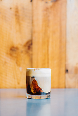 포토 JPG 여유 커피 탁자 휴식 잔 한잔 실내 사람없음 컵 여름 얼음 시원함 라떼 카페라떼 국내포토 자연요소 1 식기 계절 감정 음료 가구 컨셉 내부 파일형식