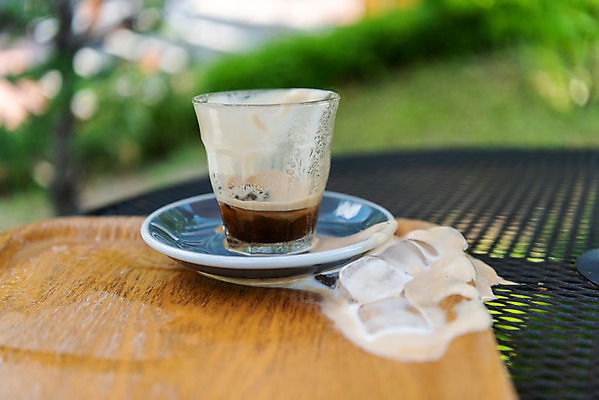 포토 JPG 주간 여유 커피 음료 휴식 잔 쟁반 사람없음 야외 컵 여름 얼음 녹음 시원함 흘림 야외테이블 카페라떼 국내포토 자연요소 식기 계절 감정 컨셉 모션 탁자 기록 라떼 파일형식