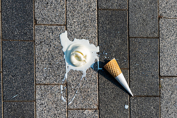 포토 JPG 주간 여유 휴식 아이스크림 잔 사람없음 야외 컵 여름 하이앵글 얼음 떨어짐 차가움 시원함 버리기 아이스크림콘 성남 국내포토 자연요소 식기 계절 감정 뷰포인트 컨셉 모션 디저트 콘 경기도 파일형식