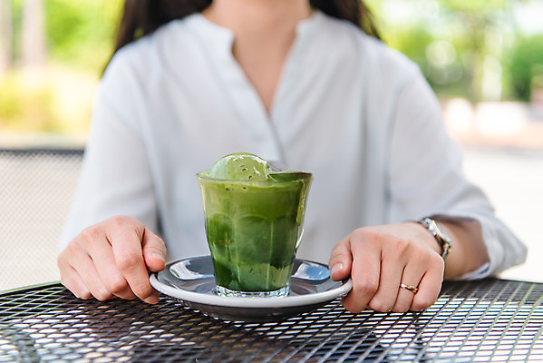 포토 JPG 주간 손 여유 휴식 아이스크림 잔 들기 사람 앉기 상반신 20대 야외 앞모습 신체부위 컵 여름 얼음 잡기 시원함 녹차 말차 성남 성인여자한명만 아포카토 국내포토 자연요소 식기 계절 감정 뷰포인트 컨셉 모션 디저트 청년 차_음료 경기도 여자한명만 성인여자만 파일형식