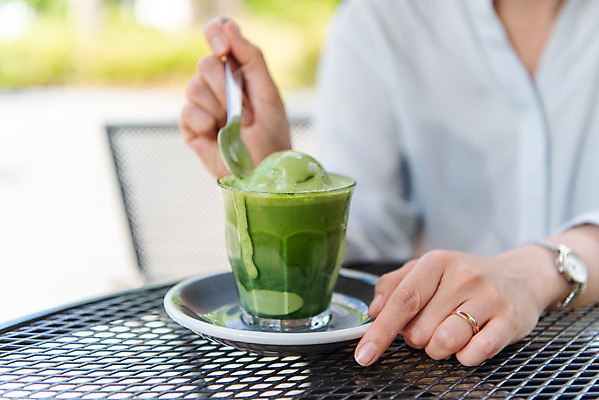 포토 JPG 주간 손 여유 시계 휴식 잔 수저 들기 사람 앉기 상반신 야외 앞모습 신체부위 컵 여름 얼음 반지 시원함 녹차 말차 성인여자한명만 아포카토 국내포토 자연요소 식기 계절 감정 뷰포인트 컨셉 장신구 모션 디저트 차_음료 여자한명만 성인여자만 파일형식