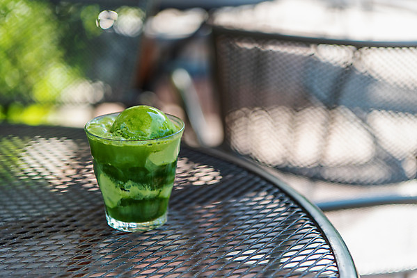 포토 JPG 주간 여유 탁자 휴식 아이스크림 잔 사람없음 야외 아웃포커스 컵 여름 얼음 시원함 녹차 말차 성남 아포카토 국내포토 자연요소 식기 계절 감정 가구 컨셉 디저트 촬영기법 차_음료 경기도 파일형식