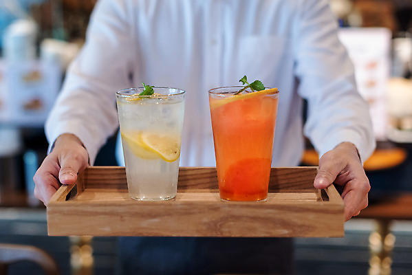 포토 JPG 손 여유 휴식 잔 쟁반 실내 들기 사람 앉기 상반신 앞모습 신체부위 컵 여름 얼음 시원함 레모네이드 직원 두잔 성남 자몽에이드 페퍼민트 국내포토 자연요소 식기 계절 감정 뷰포인트 컨셉 2 모션 내부 민트 경기도 에이드 파일형식