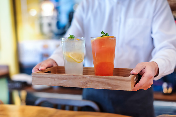 포토 JPG 손 여유 휴식 잔 쟁반 실내 들기 사람 상반신 신체부위 컵 여름 얼음 시원함 레모네이드 직원 두잔 에이드 자몽에이드 페퍼민트 국내포토 자연요소 식기 계절 감정 음료 컨셉 2 모션 내부 민트 파일형식