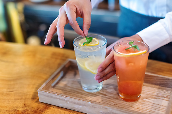 포토 JPG 손 여유 탁자 휴식 잔 쟁반 들기 사람 상반신 신체부위 컵 여름 얼음 시원함 레모네이드 직원 두잔 에이드 자몽에이드 페퍼민트 국내포토 자연요소 식기 계절 감정 음료 가구 컨셉 2 모션 민트 파일형식