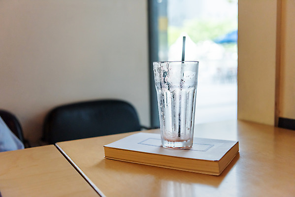 포토 JPG 여유 의자 탁자 휴식 잔 실내 사람없음 책 컵 여름 얼음 시원함 빈잔 국내포토 자연요소 식기 계절 감정 가구 컨셉 내부 파일형식