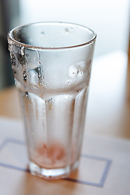 포토 JPG 여유 탁자 휴식 잔 실내 사람없음 책 컵 여름 얼음 시원함 빈잔 국내포토 자연요소 식기 계절 감정 가구 컨셉 내부 파일형식