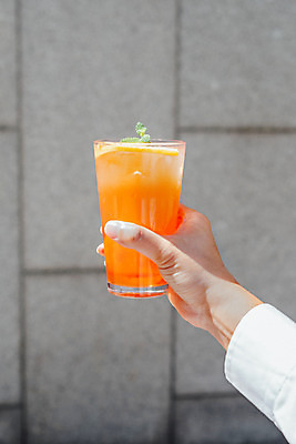 포토 JPG 주간 손 여유 휴식 잔 들기 사람 야외 신체부위 컵 여름 얼음 잡기 시원함 성남 에이드 자몽에이드 국내포토 자연요소 식기 계절 감정 음료 컨셉 모션 경기도 파일형식