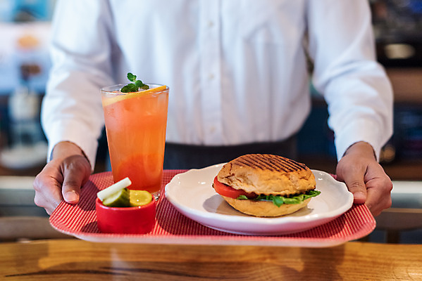 포토 JPG 손 여유 음료 탁자 휴식 잔 쟁반 실내 샌드위치 들기 사람 앉기 상반신 앞모습 신체부위 컵 여름 얼음 시원함 직원 피클 성남 오이피클 자몽에이드 페퍼민트 파니니 국내포토 자연요소 식기 계절 감정 음식 뷰포인트 가구 컨셉 모션 내부 민트 경기도 에이드 절임 파일형식