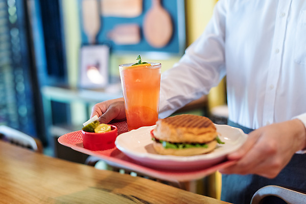 포토 JPG 접시 손 여유 휴식 잔 쟁반 실내 샌드위치 들기 사람 상반신 신체부위 컵 여름 얼음 시원함 직원 피클 성남 에이드 오이피클 자몽에이드 페퍼민트 파니니 국내포토 자연요소 식기 계절 감정 음료 음식 컨셉 모션 내부 민트 경기도 절임 파일형식