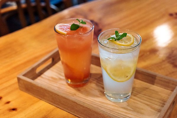 포토 JPG 여유 탁자 휴식 잔 쟁반 실내 사람없음 목재 컵 여름 얼음 시원함 레모네이드 두잔 에이드 자몽에이드 페퍼민트 국내포토 자연요소 나무 식기 계절 감정 음료 가구 컨셉 2 재료 내부 민트 파일형식