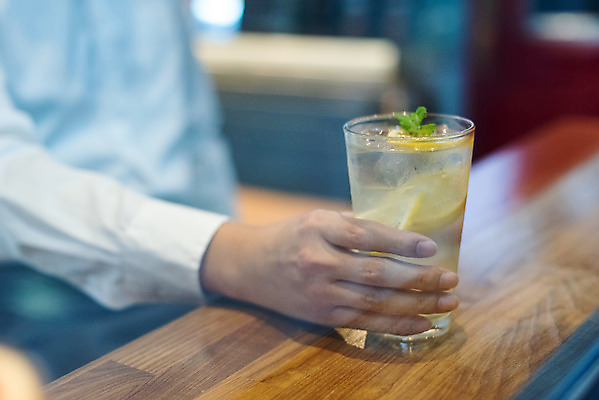 포토 JPG 손 여유 탁자 휴식 잔 실내 들기 사람 상반신 신체부위 컵 여름 얼음 잡기 시원함 레모네이드 에이드 페퍼민트 성인남자한명만 국내포토 자연요소 식기 계절 감정 음료 가구 컨셉 모션 내부 민트 남자한명만 성인남자만 파일형식