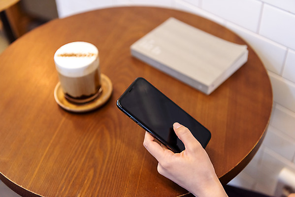 포토 JPG 손 여유 탁자 휴식 잔 실내 들기 사람 신체부위 책 컵 여름 스마트폰 하이앵글 얼음 잡기 달콤 시원함 크림 라떼 국내포토 자연요소 식기 계절 감정 커피 뷰포인트 가구 컨셉 모션 내부 핸드폰 스마트기기 맛 파일형식