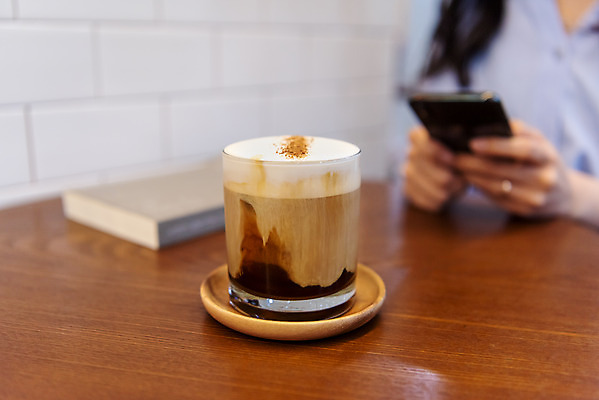 포토 JPG 손 여유 커피 탁자 휴식 잔 실내 들기 사람 20대 신체부위 책 컵 여름 스마트폰 얼음 달콤 시원함 라떼 성인여자한명만 국내포토 자연요소 식기 계절 감정 음료 가구 컨셉 모션 청년 내부 핸드폰 스마트기기 맛 여자한명만 성인여자만 파일형식