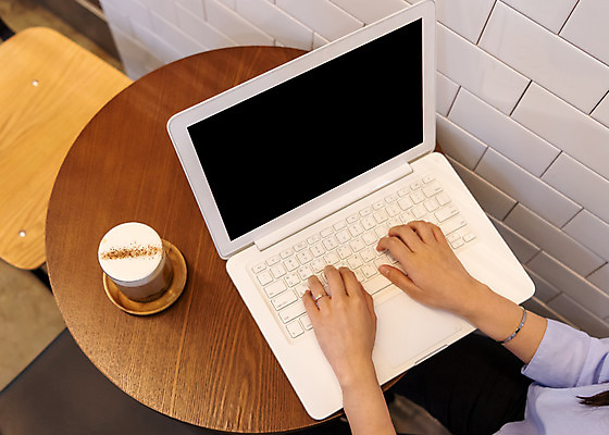 포토 JPG 손 여유 커피 음료 탁자 휴식 잔 실내 들기 사람 20대 신체부위 컵 여름 노트북 하이앵글 얼음 달콤 시원함 라떼 국내포토 자연요소 식기 계절 감정 뷰포인트 가구 컨셉 모션 청년 내부 전자제품 맛 파일형식