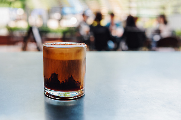 포토 JPG 주간 손 여유 커피 탁자 휴식 잔 들기 사람 야외 신체부위 컵 여름 얼음 달콤 시원함 크림 라떼 성남 국내포토 자연요소 식기 계절 감정 음료 가구 컨셉 모션 맛 경기도 파일형식