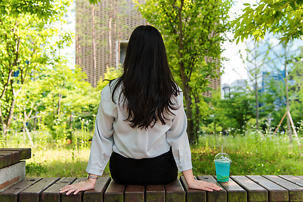 포토 JPG 주간 여유 벤치 휴식 잔 들기 사람 상반신 야외 뒷모습 컵 여름 얼음 시원함 성남 에이드 성인여자한명만 블루레몬에이드 국내포토 자연요소 식기 계절 감정 음료 뷰포인트 컨셉 의자 모션 경기도 여자한명만 성인여자만 파일형식
