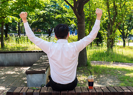 포토 JPG 나무 여유 벤치 휴식 잔 들기 사람 앉기 상반신 뒷모습 컵 여름 30대 얼음 한국인 시원함 자몽 기지개 성남 에이드 자몽에이드 테이크아웃컵 성인남자한명만 국내포토 자연요소 식물 식기 계절 감정 음료 뷰포인트 컨셉 의자 과일 모션 동양인 장년 경기도 남자한명만 성인남자만 파일형식
