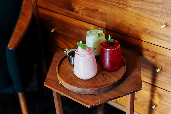 포토 JPG 여유 음료 딸기 휴식 잔 쟁반 실내 사람없음 컵 여름 얼음 체리 시원함 녹차 녹차라떼 라떼 세잔 에이드 체리에이드 국내포토 자연요소 식기 계절 감정 커피 컨셉 과일 3 내부 차_음료 파일형식