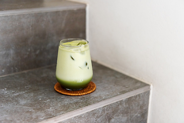 포토 JPG 여유 음료 휴식 잔 사람없음 컵 여름 계단 얼음 시원함 녹차 녹차라떼 라떼 국내포토 자연요소 식기 계절 감정 커피 컨셉 차_음료 파일형식