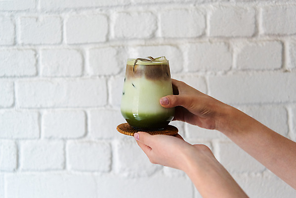 포토 JPG 손 여자 여유 벽 휴식 들기 20대 성인 신체부위 여름 한국인 잡기 녹차 녹차라떼 라떼 말차 성인여자한명만 인증샷 말차라떼 국내포토 계절 감정 커피 컨셉 모션 사람 동양인 청년 차_음료 인증 합성어 여자한명만 성인여자만 파일형식