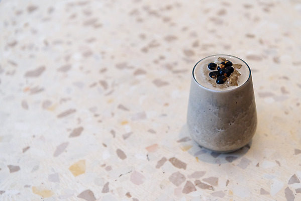 포토 JPG 여유 휴식 잔 실내 사람없음 컵 여름 하이앵글 얼음 시원함 검은콩 라떼 국내포토 자연요소 식기 계절 감정 커피 뷰포인트 컨셉 콩 내부 파일형식