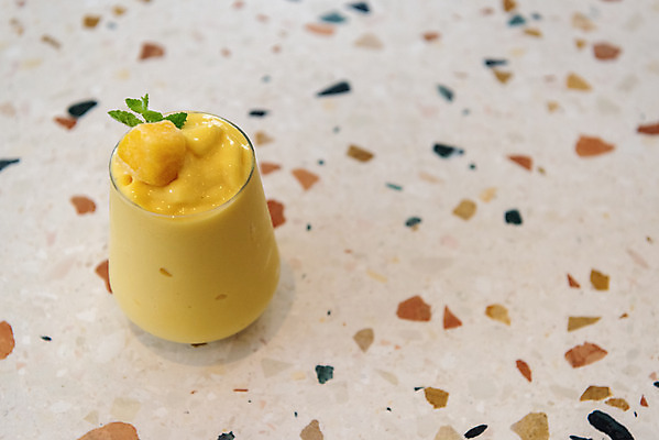 포토 JPG 여유 탁자 휴식 잔 실내 사람없음 컵 여름 하이앵글 얼음 주스 시원함 망고 국내포토 자연요소 식기 계절 감정 음료 뷰포인트 가구 컨셉 내부 열대과일 파일형식