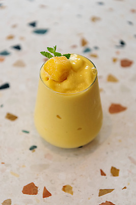 포토 JPG 여유 탁자 휴식 잔 사람없음 컵 여름 하이앵글 얼음 주스 시원함 망고 라떼 국내포토 자연요소 식기 계절 감정 커피 음료 뷰포인트 가구 컨셉 열대과일 파일형식