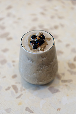 포토 JPG 여유 음료 탁자 휴식 잔 사람없음 컵 여름 하이앵글 얼음 시원함 검은콩 라떼 국내포토 자연요소 식기 계절 감정 커피 뷰포인트 가구 컨셉 콩 파일형식