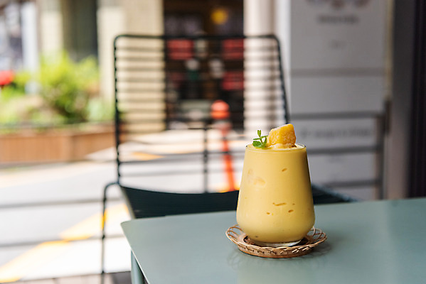 포토 JPG 주간 여유 음료 탁자 휴식 잔 사람없음 야외 아웃포커스 컵 여름 얼음 시원함 망고 라떼 국내포토 자연요소 식기 계절 감정 커피 가구 컨셉 촬영기법 열대과일 파일형식