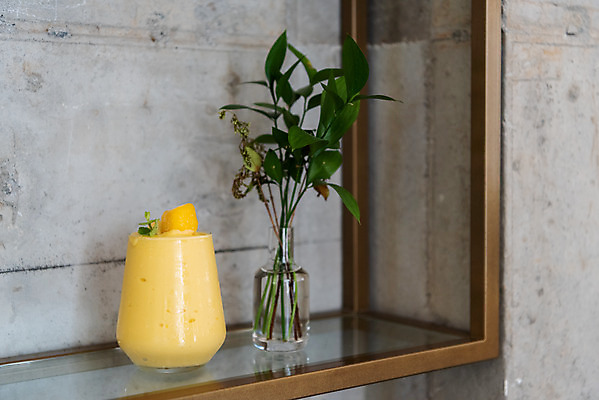 포토 JPG 식물 여유 탁자 휴식 잔 실내 사람없음 컵 여름 얼음 시원함 망고 라떼 국내포토 자연요소 식기 계절 감정 커피 가구 컨셉 내부 열대과일 파일형식