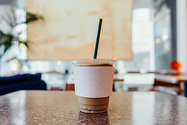 포토 JPG 여유 탁자 휴식 잔 실내 사람없음 컵 여름 얼음 시원함 검은콩 라떼 국내포토 자연요소 식기 계절 감정 커피 가구 컨셉 콩 내부 파일형식