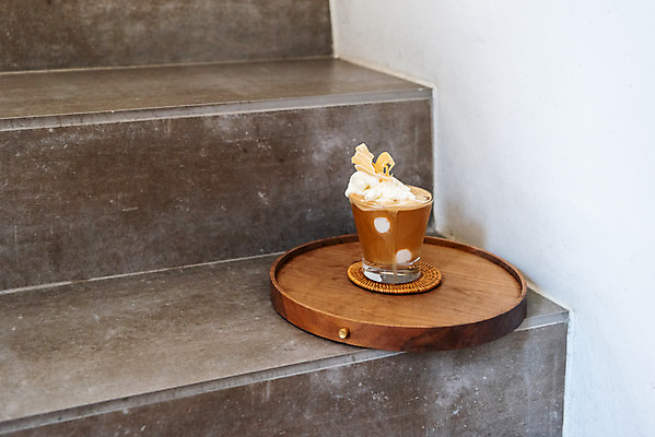 포토 JPG 주간 나무 여유 커피 휴식 아이스크림 잔 사람없음 야외 컵 여름 계단 얼음 시원함 라떼 국내포토 자연요소 식물 식기 계절 감정 음료 컨셉 디저트 파일형식