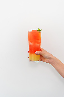 포토 JPG 손 여자 여유 휴식 잔 들기 사람 20대 성인 신체부위 컵 여름 얼음 한국인 시원함 레몬 레모네이드 자몽 에이드 자몽에이드 성인여자한명만 국내포토 자연요소 식기 계절 감정 음료 컨셉 과일 모션 동양인 청년 여자한명만 성인여자만 파일형식