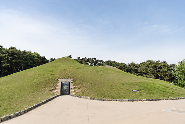 포토 JPG 주간 나무 한국전통 여행 유적지 하늘 풍경 사람없음 야외 관광지 봄 세계문화유산 문화재 역사 한국사 국내여행 사적지 무령왕릉 백제역사유적지구 송산리고분군 국내포토 자연요소 식물 전통 계절 고건축 한국 공주_충청남도 왕릉 파일형식
