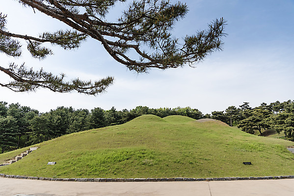 포토 JPG 주간 나무 한국전통 여행 유적지 하늘 풍경 사람없음 야외 관광지 봄 세계문화유산 문화재 역사 한국사 국내여행 사적지 무령왕릉 백제역사유적지구 송산리고분군 국내포토 자연요소 식물 전통 계절 고건축 한국 공주_충청남도 왕릉 파일형식