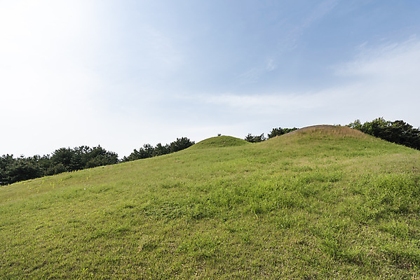 포토 JPG 주간 한국전통 여행 유적지 하늘 풍경 사람없음 야외 관광지 봄 세계문화유산 문화재 역사 한국사 국내여행 사적지 무령왕릉 백제역사유적지구 송산리고분군 국내포토 자연요소 전통 계절 고건축 한국 공주_충청남도 왕릉 파일형식