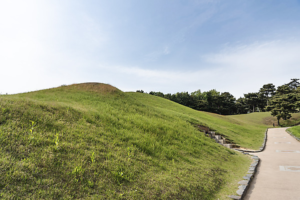 포토 JPG 주간 나무 한국전통 여행 유적지 하늘 풍경 사람없음 야외 관광지 봄 세계문화유산 문화재 역사 한국사 국내여행 사적지 무령왕릉 백제역사유적지구 송산리고분군 국내포토 자연요소 식물 전통 계절 고건축 한국 공주_충청남도 왕릉 파일형식