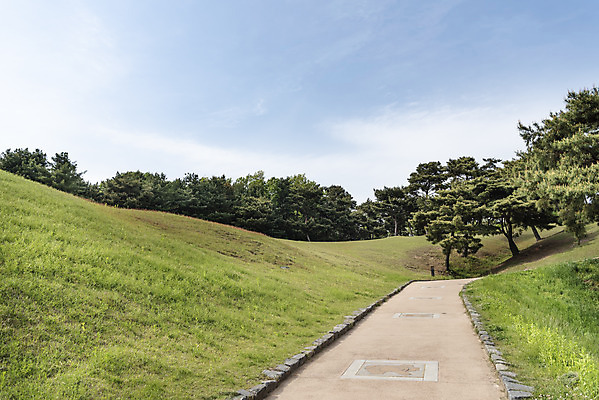 포토 JPG 주간 한국전통 여행 유적지 풍경 사람없음 야외 관광지 봄 세계문화유산 문화재 역사 한국사 국내여행 사적지 무령왕릉 백제역사유적지구 송산리고분군 국내포토 자연요소 전통 계절 고건축 한국 공주_충청남도 왕릉 파일형식