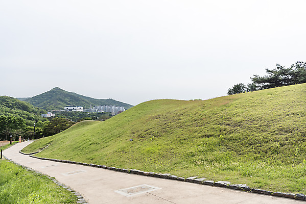포토 JPG 주간 한국전통 여행 유적지 하늘 풍경 사람없음 야외 관광지 봄 세계문화유산 문화재 역사 한국사 국내여행 사적지 무령왕릉 백제역사유적지구 송산리고분군 국내포토 자연요소 전통 계절 고건축 한국 공주_충청남도 왕릉 파일형식