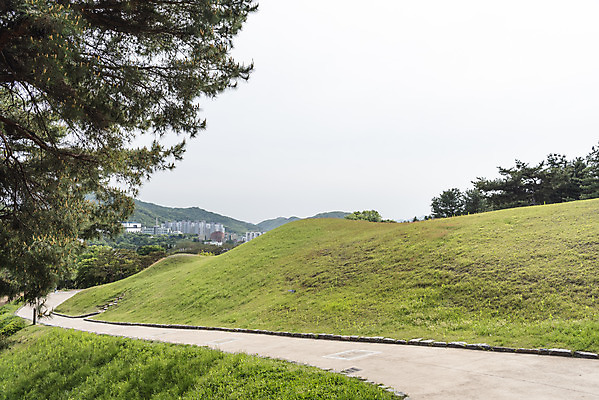 포토 JPG 주간 나무 한국전통 여행 유적지 하늘 풍경 사람없음 야외 관광지 봄 세계문화유산 문화재 역사 한국사 국내여행 사적지 무령왕릉 백제역사유적지구 송산리고분군 국내포토 자연요소 식물 전통 계절 고건축 한국 공주_충청남도 왕릉 파일형식
