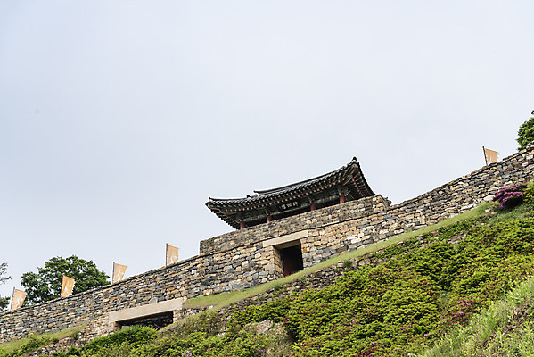 포토 JPG 주간 한국전통 로우앵글 여행 유적지 하늘 풍경 사람없음 야외 관광지 봄 세계문화유산 문화재 역사 한국사 국내여행 사적지 백제역사유적지구 공산성 국내포토 자연요소 전통 계절 뷰포인트 고건축 한국 공주_충청남도 파일형식