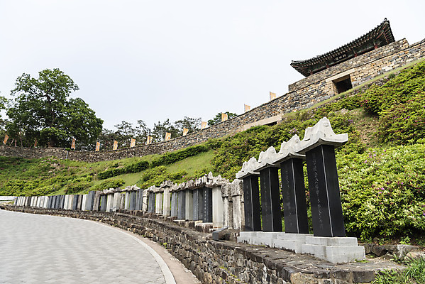 포토 JPG 주간 한국전통 여행 유적지 하늘 풍경 사람없음 야외 관광지 봄 세계문화유산 문화재 역사 한국사 비석 국내여행 사적지 백제역사유적지구 공산성 국내포토 자연요소 전통 계절 고건축 한국 공주_충청남도 파일형식