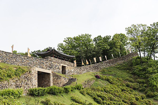 포토 JPG 주간 나무 한국전통 여행 유적지 하늘 풍경 사람없음 야외 관광지 봄 세계문화유산 문화재 역사 한국사 국내여행 사적지 백제역사유적지구 공산성 국내포토 자연요소 식물 전통 계절 고건축 한국 공주_충청남도 파일형식