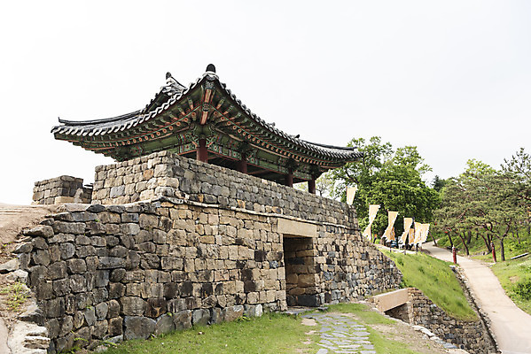 포토 JPG 주간 한국전통 여행 유적지 하늘 풍경 사람없음 야외 관광지 봄 세계문화유산 문화재 역사 한국사 국내여행 사적지 백제역사유적지구 공산성 국내포토 자연요소 전통 계절 고건축 한국 공주_충청남도 파일형식