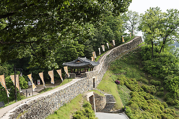 포토 JPG 주간 나무 한국전통 길 여행 유적지 풍경 사람없음 야외 관광지 봄 세계문화유산 문화재 깃발 역사 한국사 국내여행 사적지 백제역사유적지구 공산성 국내포토 자연요소 식물 전통 계절 고건축 한국 공주_충청남도 파일형식