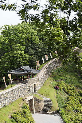 포토 JPG 주간 나무 한국전통 길 여행 유적지 풍경 사람없음 야외 관광지 봄 세계문화유산 문화재 깃발 역사 한국사 국내여행 사적지 백제역사유적지구 공산성 국내포토 자연요소 식물 전통 계절 고건축 한국 공주_충청남도 파일형식