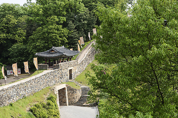 포토 JPG 주간 나무 한국전통 길 여행 유적지 풍경 사람없음 야외 관광지 봄 세계문화유산 문화재 깃발 역사 한국사 국내여행 사적지 백제역사유적지구 공산성 국내포토 자연요소 식물 전통 계절 고건축 한국 공주_충청남도 파일형식