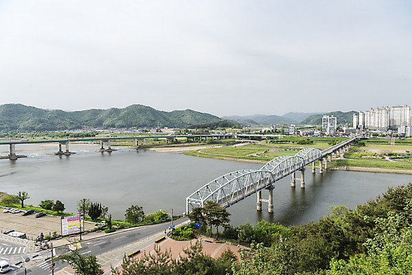 포토 JPG 주간 한국전통 여행 유적지 하늘 풍경 사람없음 야외 관광지 강 봄 세계문화유산 문화재 역사 한국사 국내여행 사적지 가교 백제역사유적지구 공산성 국내포토 자연요소 전통 건축물 계절 고건축 한국 공주_충청남도 파일형식